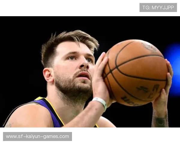 东契奇罚球争议引发社媒热议，球迷意见分裂明显